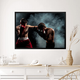 Obraz w ramie Dwóch profesjonalnych bokserów na czarnym przydymionym tle 