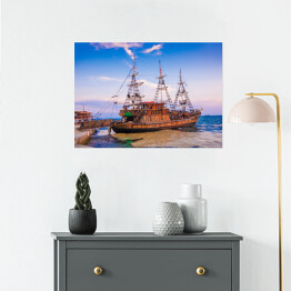 Plakat Piękna stara piracka łódź w porcie morskim, Grecja