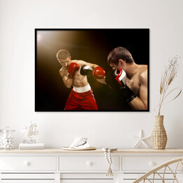 Plakat w ramie Dwóch profesjonalnych bokserów na ciemnym tle 