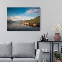 Obraz na płótnie Łodzie na spokojnym jeziorze z górami w tle