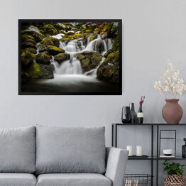 Obraz w ramie Wodospad przy omszałych skałach