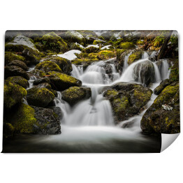 Fototapeta winylowa zmywalna Wodospad przy omszałych skałach