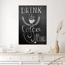 Plakat samoprzylepny "Pij kawę, rób rzeczy" - napis na tablicy