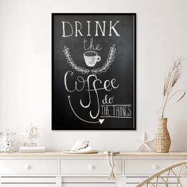 Plakat w ramie "Pij kawę, rób rzeczy" - napis na tablicy
