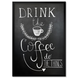 "Pij kawę, rób rzeczy" - napis na tablicy