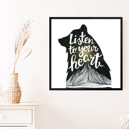 Obraz w ramie Ilustracja z czarnym niedźwiedziem, słońcem i górami oraz podpisem "posłuchaj swojego serca"