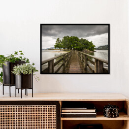 Plakat w ramie Drewniany most prowadzący na wyspę porośniętą roślinnością