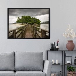 Obraz w ramie Drewniany most prowadzący na wyspę porośniętą roślinnością