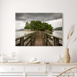 Obraz na płótnie Drewniany most prowadzący na wyspę porośniętą roślinnością