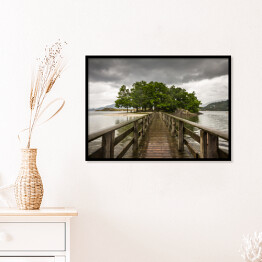 Plakat w ramie Drewniany most prowadzący na wyspę porośniętą roślinnością