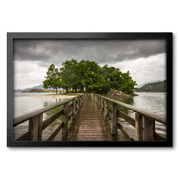 Obraz w ramie Drewniany most prowadzący na wyspę porośniętą roślinnością