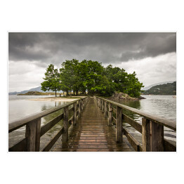 Plakat Drewniany most prowadzący na wyspę porośniętą roślinnością
