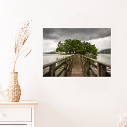 Plakat samoprzylepny Drewniany most prowadzący na wyspę porośniętą roślinnością