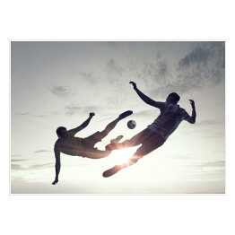 Plakat Sylwetki dwóch piłkarzy na tle jasnego słońca