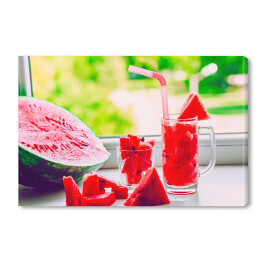 Obraz na płótnie Szklanka ze słomkami i sokiem z arbuza na parapecie