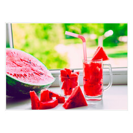 Plakat Szklanka ze słomkami i sokiem z arbuza na parapecie