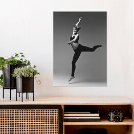 Plakat Piękna tancerka w odcieniach szarości