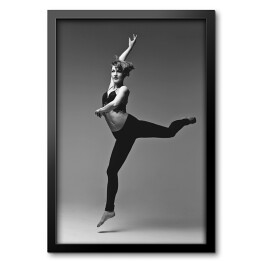 Obraz w ramie Piękna tancerka w odcieniach szarości