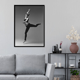 Plakat w ramie Piękna tancerka w odcieniach szarości