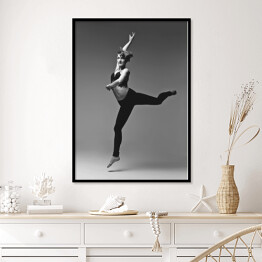 Plakat w ramie Piękna tancerka w odcieniach szarości