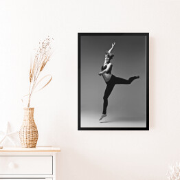 Obraz w ramie Piękna tancerka w odcieniach szarości