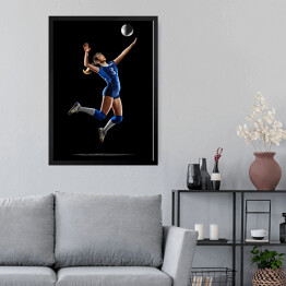 Obraz w ramie Kobieta grająca w siatkówkę na czarnym tle