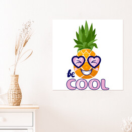 Plakat samoprzylepny "Bądź fajny" - typografia z zabawnym ananasem