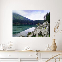 Plakat Widok na włoskie jezioro otoczone wzgórzami i skałami