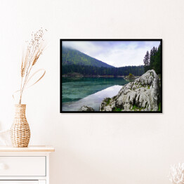 Plakat w ramie Widok na włoskie jezioro otoczone wzgórzami i skałami