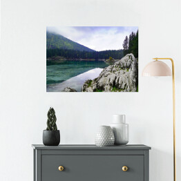 Plakat samoprzylepny Widok na włoskie jezioro otoczone wzgórzami i skałami
