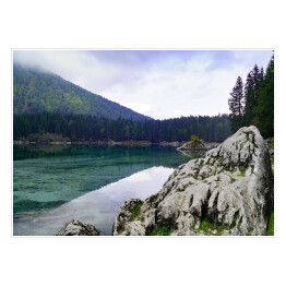 Plakat samoprzylepny Widok na włoskie jezioro otoczone wzgórzami i skałami