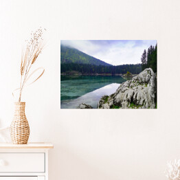 Plakat Widok na włoskie jezioro otoczone wzgórzami i skałami