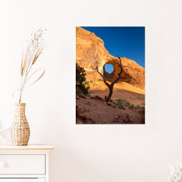 Plakat samoprzylepny Skalny łuk z nieżywym drzewem w dolinie, Arizona