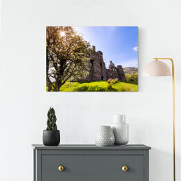 Obraz na płótnie Widok zza drzew na Zamek Kilchurn w Wielkiej Brytanii