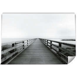 Fototapeta Drewniany most na morzu, monochrom