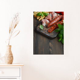 Plakat Hiszpańska tradycyjna kiełbasa chorizo z świeżymi ziołami i pomidorami