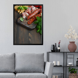 Obraz w ramie Hiszpańska tradycyjna kiełbasa chorizo z świeżymi ziołami i pomidorami
