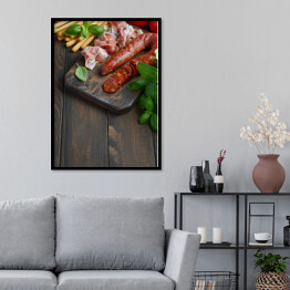 Plakat w ramie Hiszpańska tradycyjna kiełbasa chorizo z świeżymi ziołami i pomidorami
