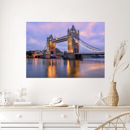 Plakat Basztowy most w Londynie, UK, w świetle wschodzącego słońca