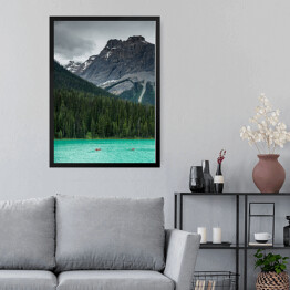Obraz w ramie Kajakarki w turkusowym jeziorze w Parku Narodowym Yoho, Kanada