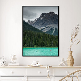 Plakat w ramie Kajakarki w turkusowym jeziorze w Parku Narodowym Yoho, Kanada