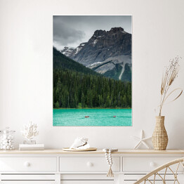 Plakat Kajakarki w turkusowym jeziorze w Parku Narodowym Yoho, Kanada