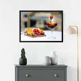 Obraz w ramie Czerwone wino z owocami na stole