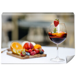 Czerwone wino z owocami na stole