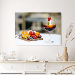 Obraz na płótnie Czerwone wino z owocami na stole