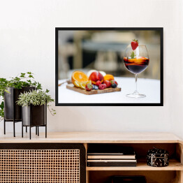 Obraz w ramie Czerwone wino z owocami na stole