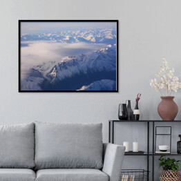 Plakat w ramie Góry zasypane śniegiem widziane z samolotu