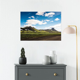 Plakat Lato - krajobraz z zieloną górą, chmurami i niebieskim niebem, Islandia