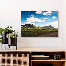 Obraz na płótnie Lato - krajobraz z zieloną górą, chmurami i niebieskim niebem, Islandia