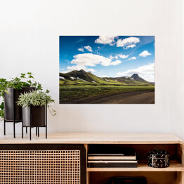 Plakat Lato - krajobraz z zieloną górą, chmurami i niebieskim niebem, Islandia